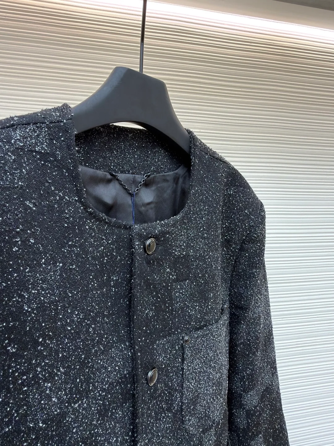 LOUIS VUITTON terry gauze plaid jacket ●Original version: 29100 purchase and development ●Item number: 1681405-D25 ●Fabric: denim fabric ●Technology: embroidery production ●Color: black and gray ●Version: fitted version ●Weight: about 1320 grams ●Size: The collarless design with black buttons is simple and elegant. Many pockets on the body (chest pockets, hem pockets) adopt three-dimensional cutting technology, with crisp bag shapes and neat edges. The plaid pattern is in precise positioning, and every splicing is perfectly matched, reflecting the exquisite tailoring craftsmanship. The fabric has been specially treated to have both stiffness and comfort, giving it a strong three-dimensional feel when worn. From fabric selection to detail sewing, Louis Vuitton's strict requirements for craftsmanship are demonstrated. The classic plaid elements are integrated with modern men's clothing craftsmanship, which not only has brand recognition, but also ensures the quality and fashion sense of wearing. The overall wiring is straight and delicate, the fabric is comfortable and soft, and the color is consistent without color difference. It can be matched with the same style to create a fashionable look and control various occasions. Customized accessories, complete with three standards, same style for men and women!